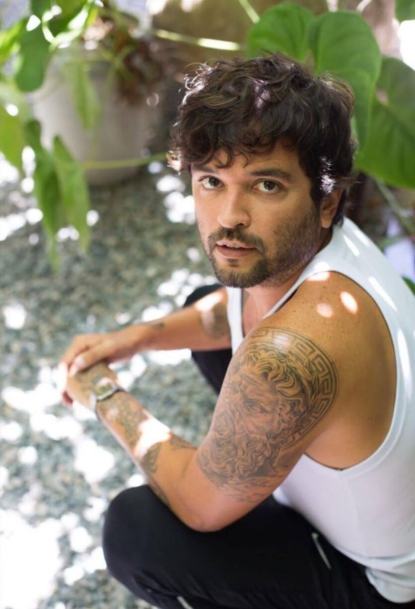 Alan com cabelo curto texturizado e barba
