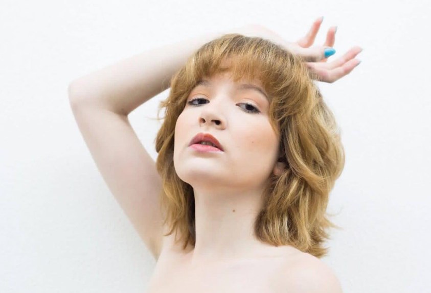 Celeste com cabelo chanel acobreado claro e franja