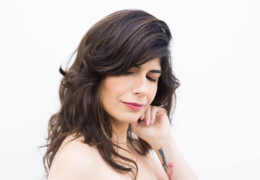 Gabi com cabelo longo, escuro e ondulado