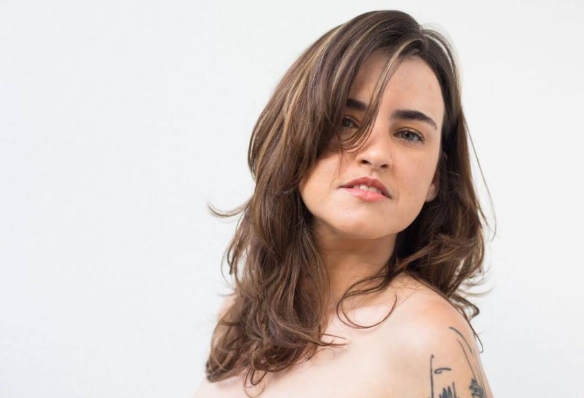 Olivia com cabelo longo repicado e franja aberta