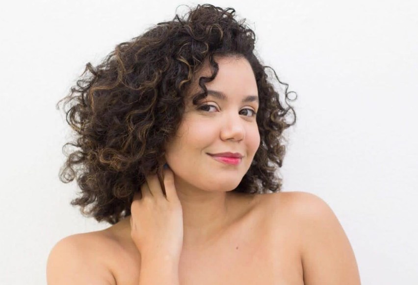 Rafaela com cabelo cacheado volumoso na altura do ombro