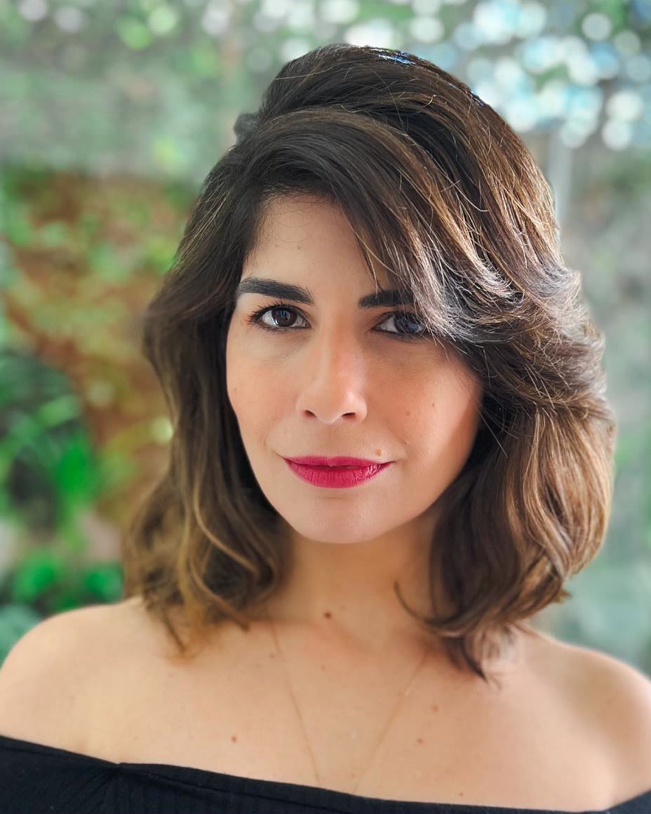 Gabi com cabelo na altura dos ombros, franja lateral, camadas com movimento e mechas amendoadas