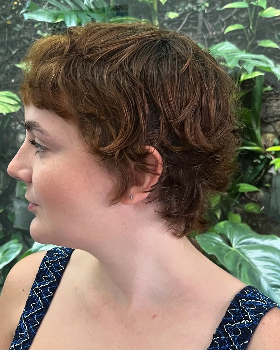 Gerlaine de perfil, com corte curto ondulado e franja curtinha