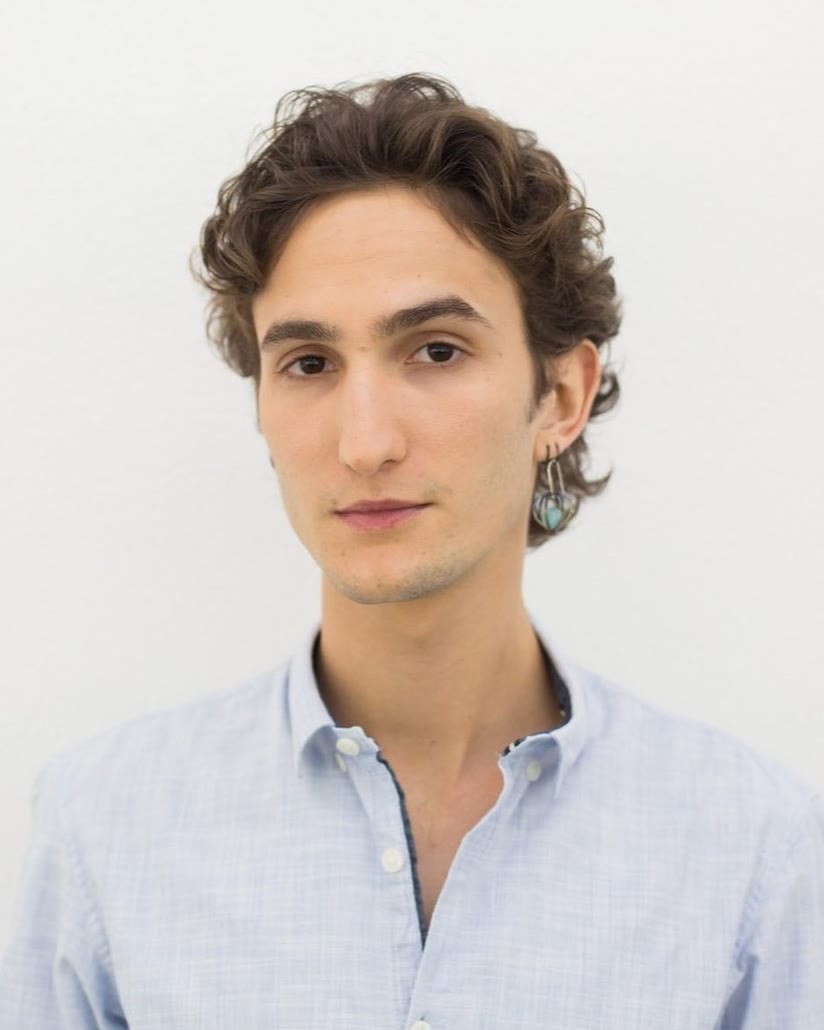 Pedro de frente, com cabelo ondulado solto e volume natural